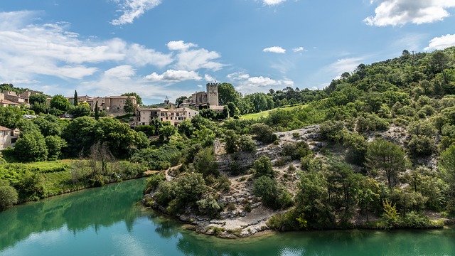 Quels sont les attraits du camping en location de vacances en Provence à Esparron Verdon ?